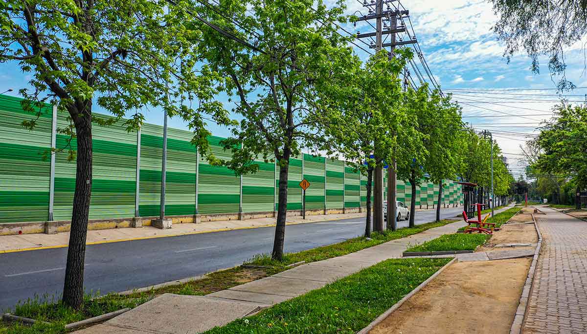 Avance de instalación de pantallas acústicas ya completa más de 10 kms en la autopista Vespucio Sur